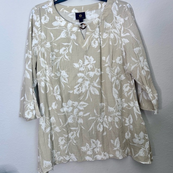 JM Collection Beige Floral Blouse - Picture 1 of 11